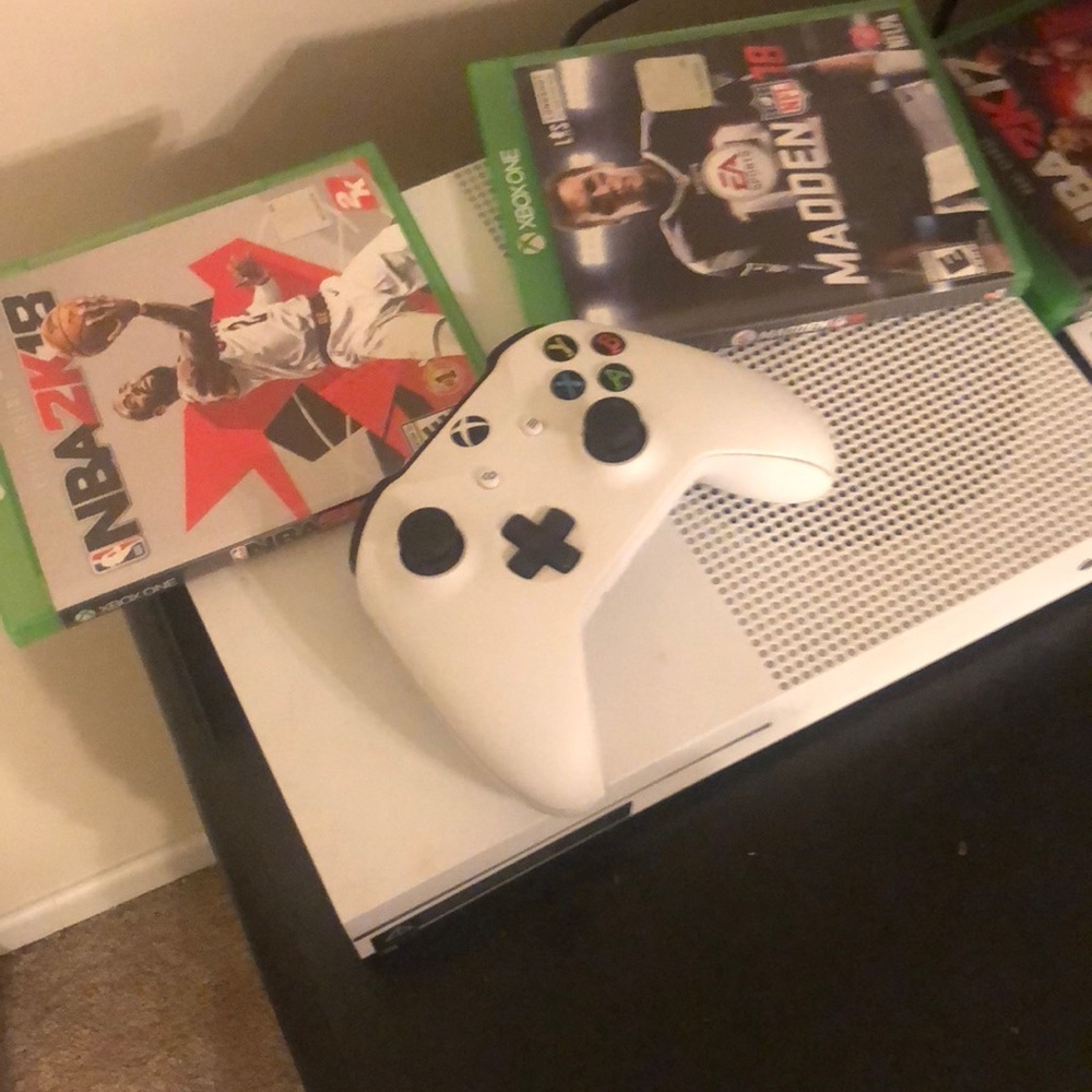 Xbox 1 with madden 17&18 and 2k17&18